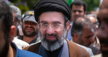 开云体育赔率-小哈梅内遇袭受伤，伊朗各派誓死效忠，不到24小时，81个内鬼被抓