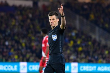 Kaiyun Sports-首回合拜仁6-1取胜！拜仁vs亚特兰大裁判：法国人巴斯蒂恩执法