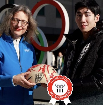 开云体育赔率-附有亲笔签名，林孝埈将米兰冬奥熊猫头盔捐赠奥林匹克博物馆